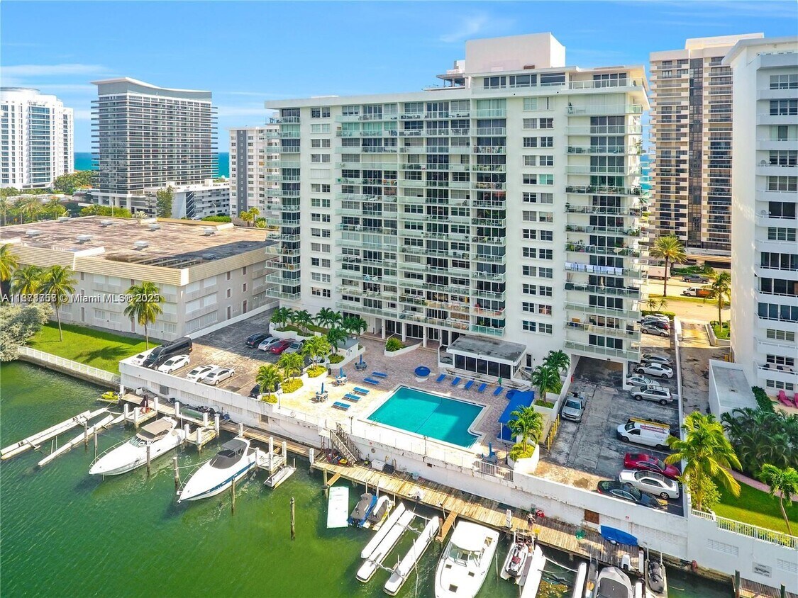 Primary Photo - 5750 Collins Ave