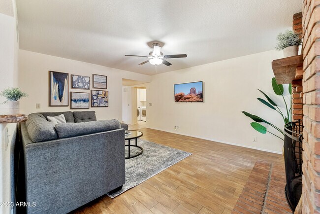 Foto del edificio - 8020 E McLellan Blvd