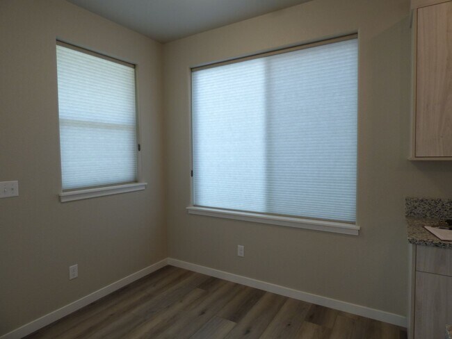 Foto del edificio - Maintenance Free, Brand New Construction