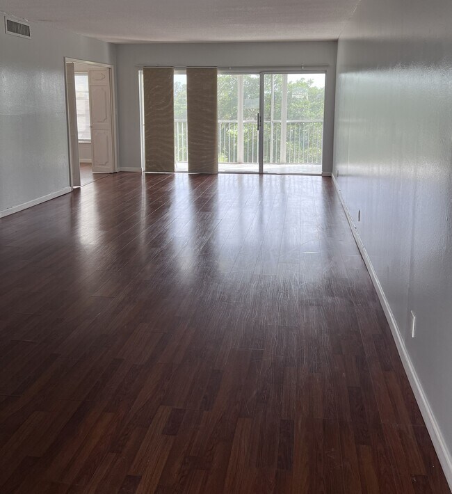 Foto del edificio - 3050 N Palm Aire Dr