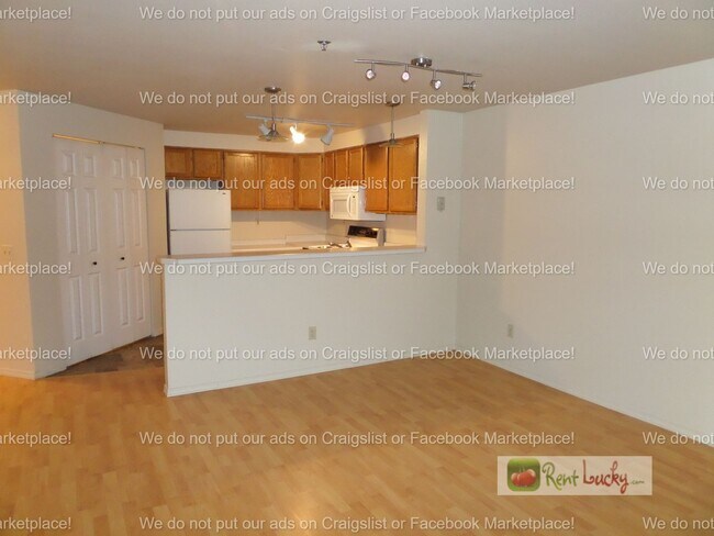 Foto del edificio - Super Cute and Private 2-Bedroom Condo w/2 Parking Spaces in Lake Forest Park!!