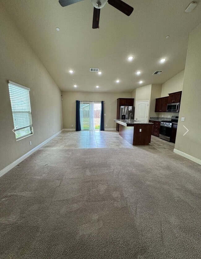 Foto del edificio - 3 Bedroom 2 bath Fresno home