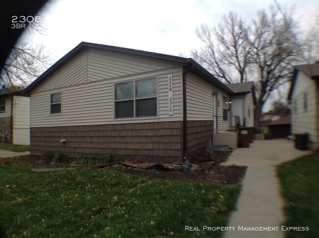 Building Photo - Check out this great 3 Bedroom Duplex