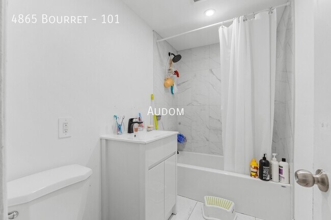 Building Photo - 4865 Av Bourret