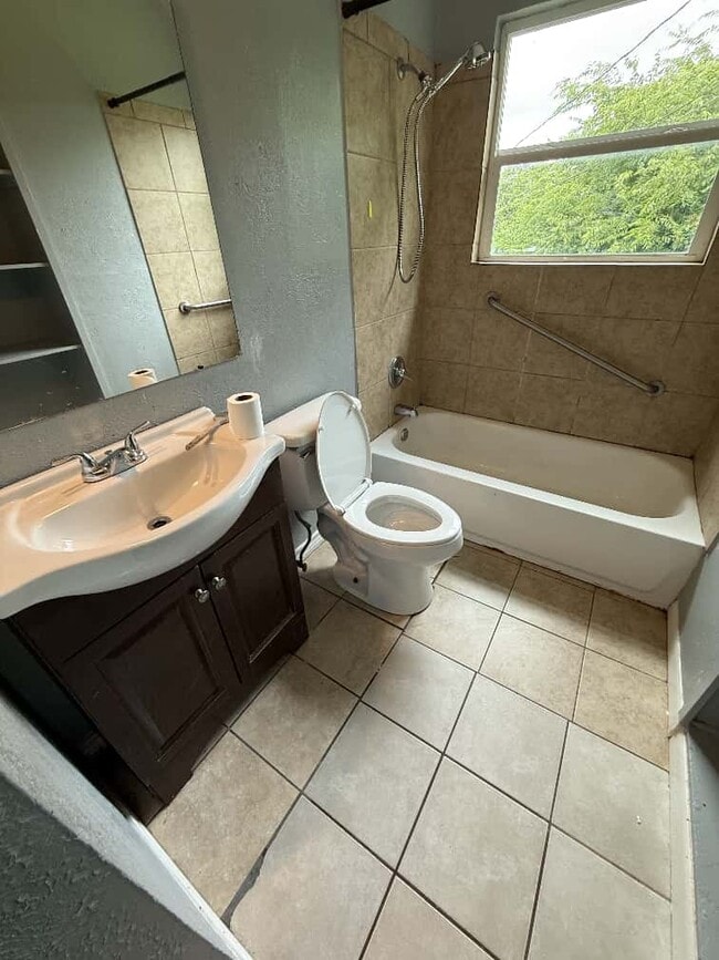 Building Photo - 2808 Park View Dr
