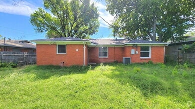 Building Photo - 816 Sandell Dr