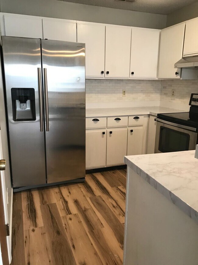 Foto del edificio - Charming 3 bedroom 2 bathroom Home In Aragona Village!