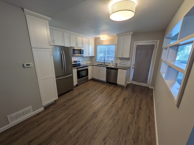 Building Photo - 664 Walden Ct