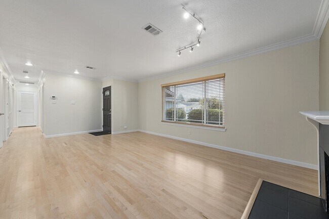 Building Photo - Beautiful 3BR/2BA Home in Highly Desirable...