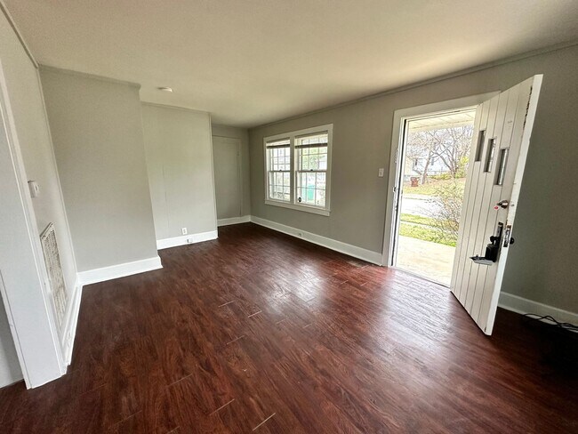 Foto del edificio - Duplex Townhouse with Huge Yard! Pet Friendly! Close to the Lake!