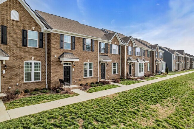 Foto del edificio - 3 BED 2.5 BATH TOWNHOME WALKING DISTANCE TO LEBANON SQUARE!