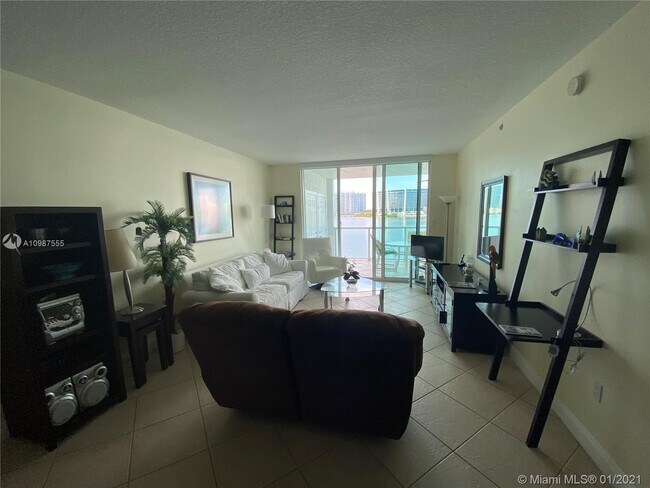 Foto del edificio - 18100 N Bay Rd