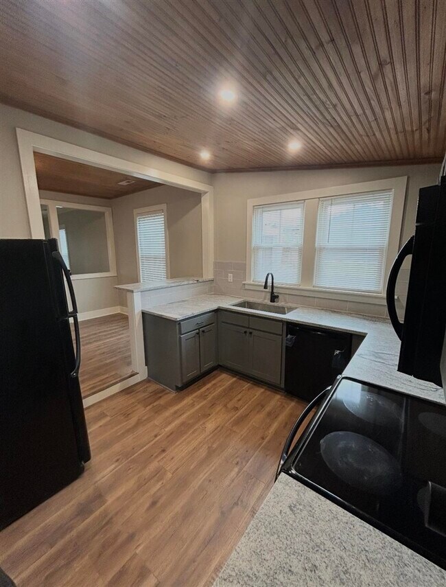 Building Photo - 875 Nutwood St