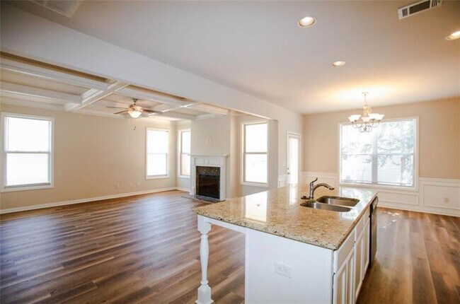 Foto del edificio - 5347 Castle Shoals Wy'