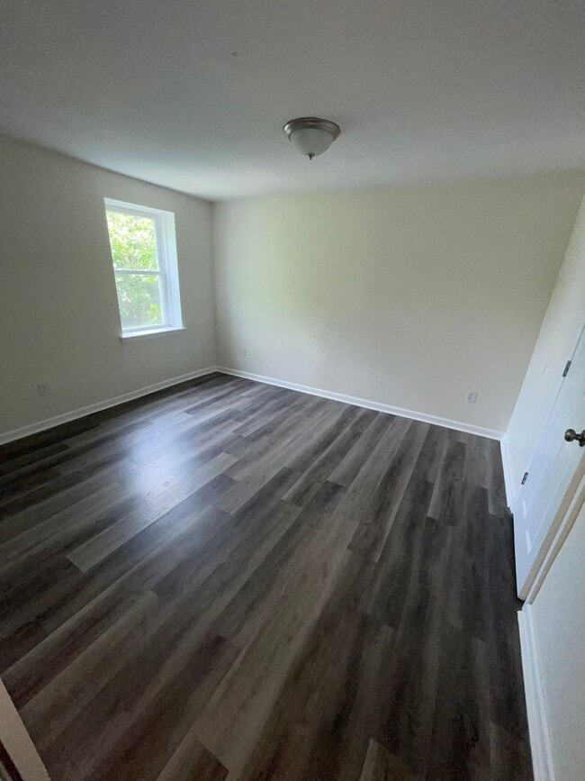 Foto del edificio - 3-Bedroom Home with Modern Finishes & Spacious Backyard