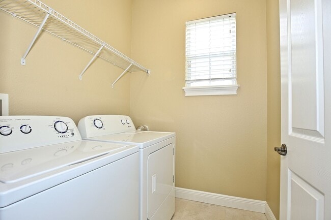 Building Photo - Stunning 3/2.5 Spacious Townhome with a 2 ...