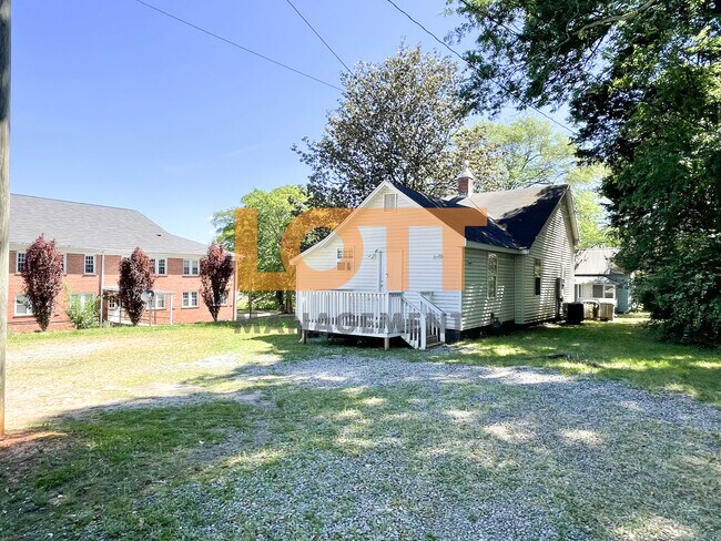 Building Photo - 4 Pelzer St