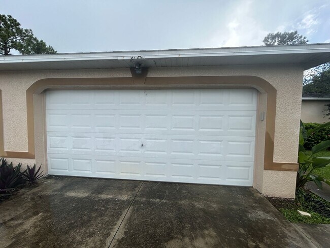 4756-4758 28 ST SW - 4756-4758 28 ST SW Apartment
