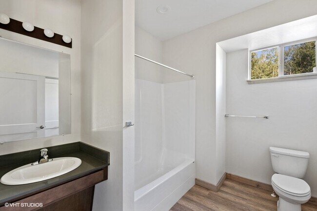 Foto del edificio - 718 Edgewood Pl
