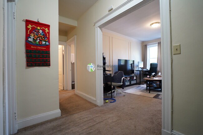 Building Photo - 170 Kelton St