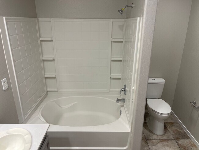 Foto del edificio - Spacious 2-Story Townhome in Gated Communi...
