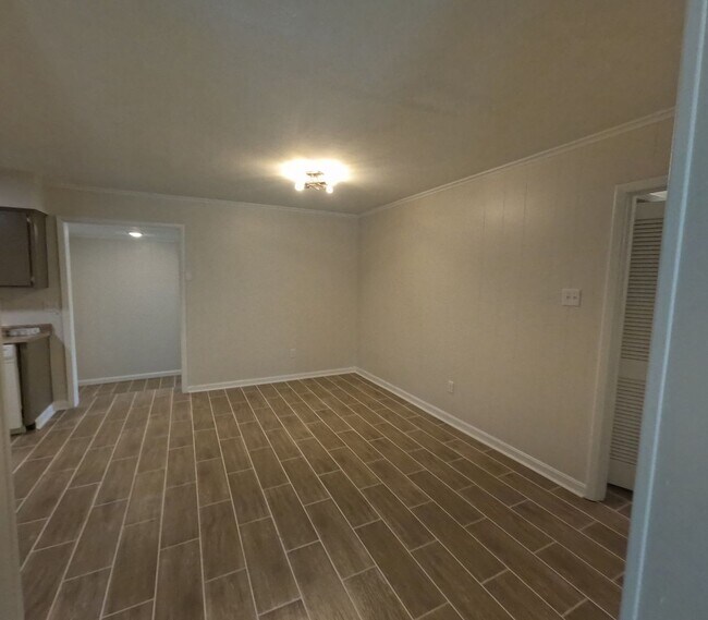 Foto del edificio - Spacious 5BR/2BA Rental with Bonus Living Space & Great Location