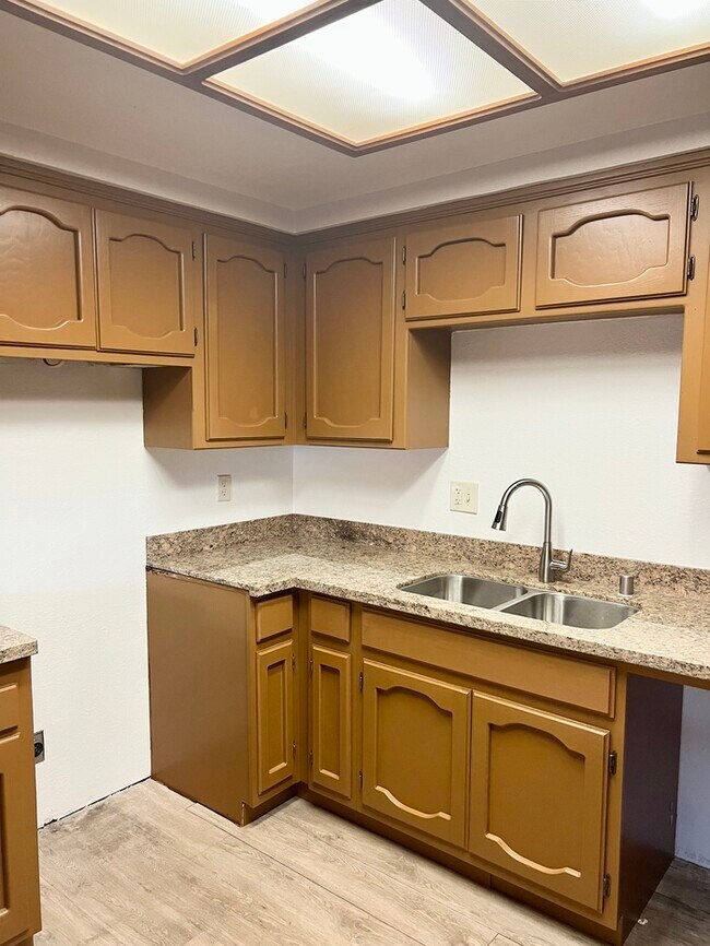 Building Photo - Beautiful 3 bedroom 2 bath in Carmichael!
