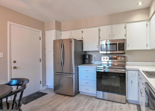 Foto del edificio - 752 Ticonderoga Ave