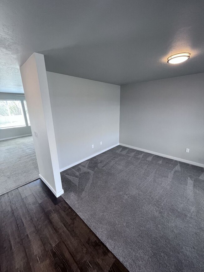 Building Photo - Central Located 4 bed 2.5 bath home