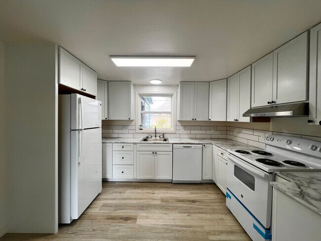 Building Photo - Beautifully Remodeled 3 Bed | 1.5 Bath Single-Family Home for Rent