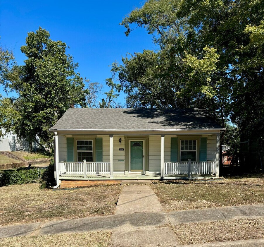 Primary Photo - Cute Cottage For Rent!