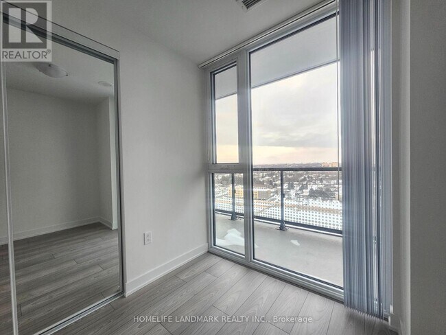 Photo du bâtiment - 5858 Yonge St