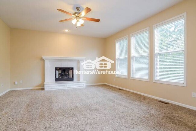 Foto del edificio - 4 Bed / 3.5 Bath Home in Shawnee!