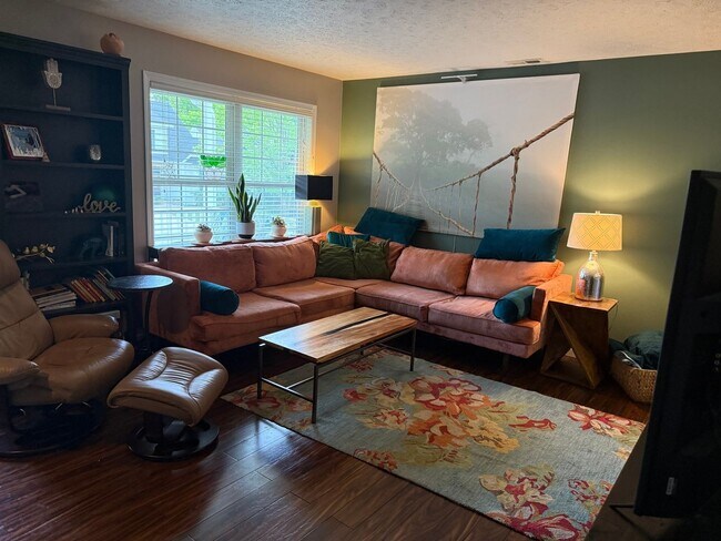 Building Photo - Charming 3BR Townhome in Bloomington