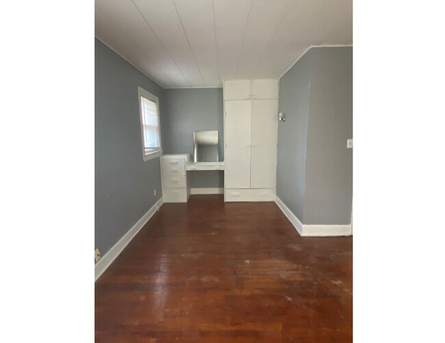 Building Photo - GORGEOUS Remodeled 2 Story Duplex in Colle...