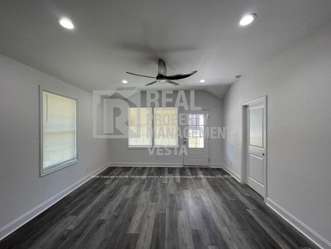 Building Photo - 2349 Berthadale Ave