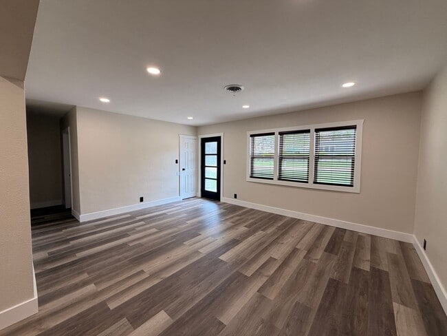 Building Photo - Beautifully Remodeled Zero Entry 2 Bedroom $1850