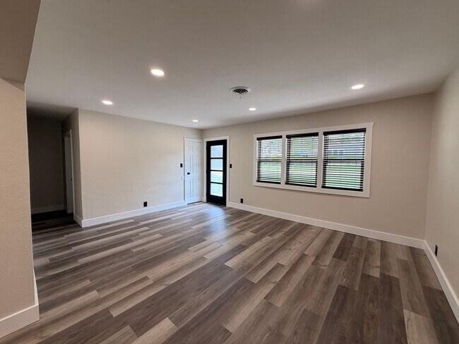 Foto del edificio - Beautifully Remodeled Zero Entry 2 Bedroom $1850