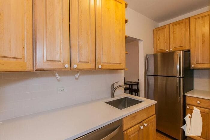 Primary Photo - 523 W Deming Pl