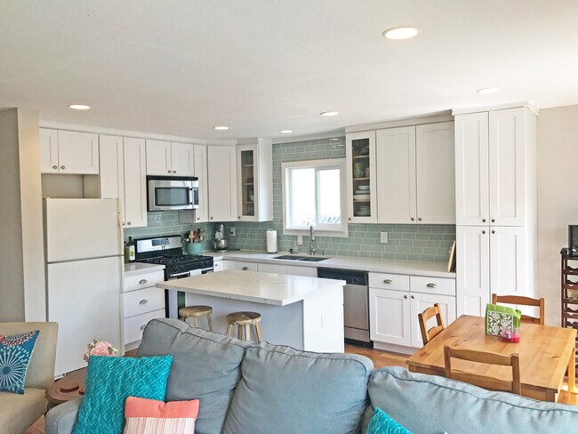 Cocina (Se instaló un refrigerador de acero inoxidable) - 4656 50th St