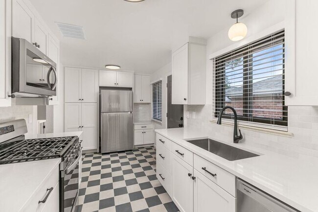 Foto del edificio - 2271 N Oakland St