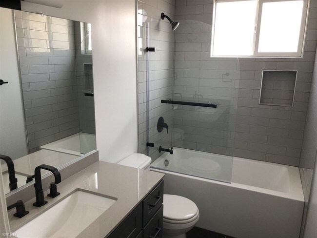 Building Photo - 2 br, 2 bath Apartment - 1870 Rodney Dr Apt 4