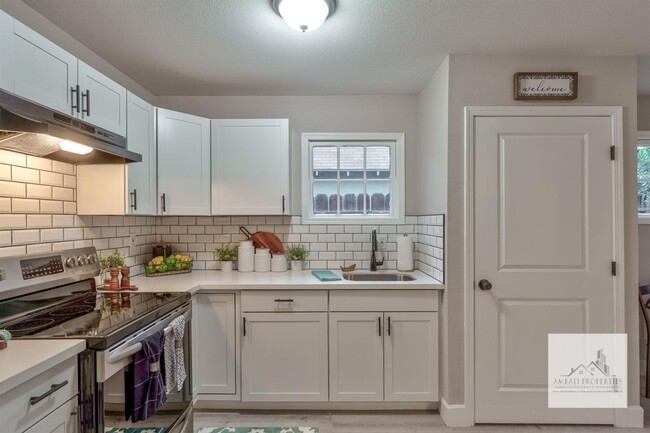 Building Photo - 1435 N Poplar Ave