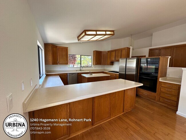 Foto del edificio - Beautiful 3-Bedroom Home with Serene Backy...