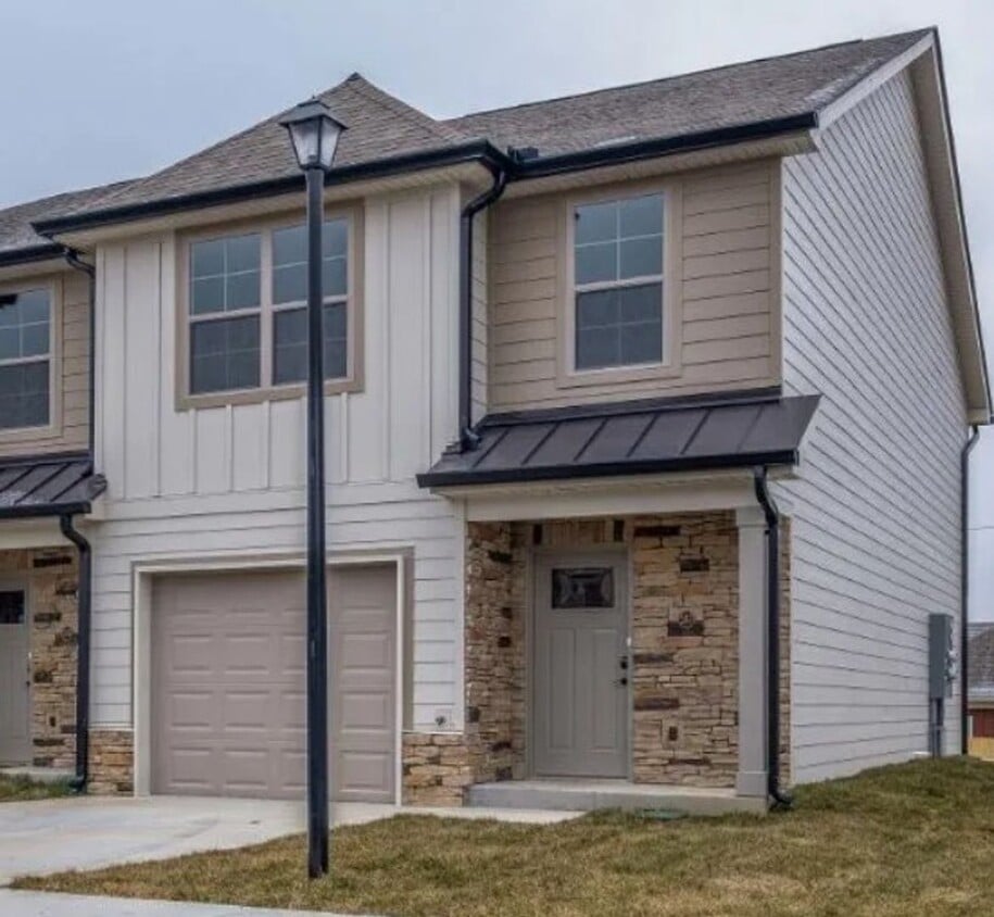 Primary Photo - Spacious 3 Bedroom Townhouse in the Heart ...