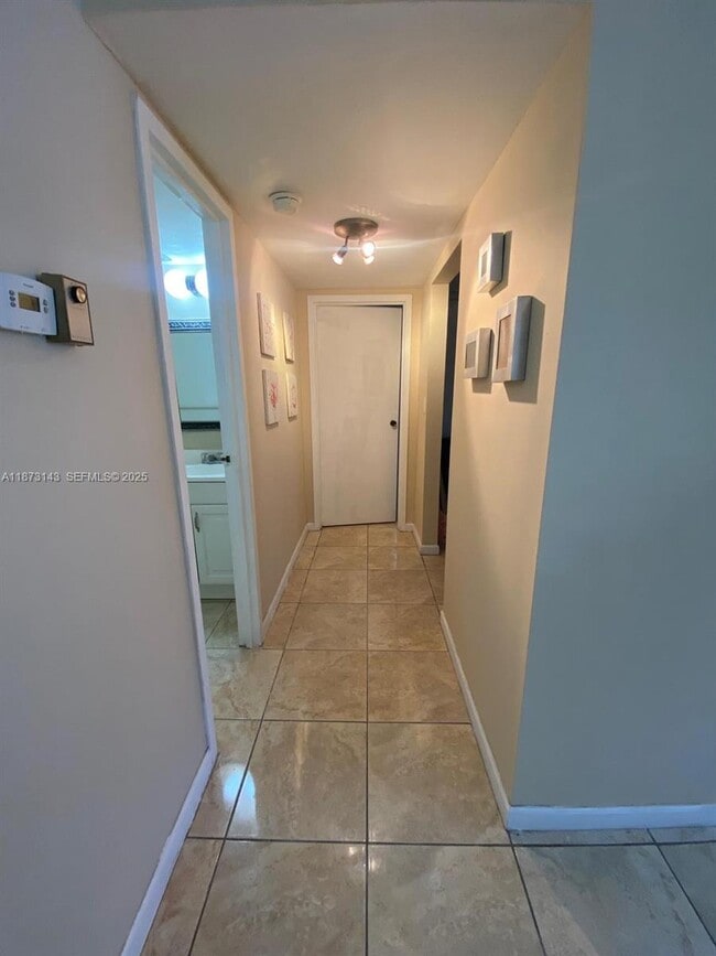 Building Photo - 800 Parkview Dr