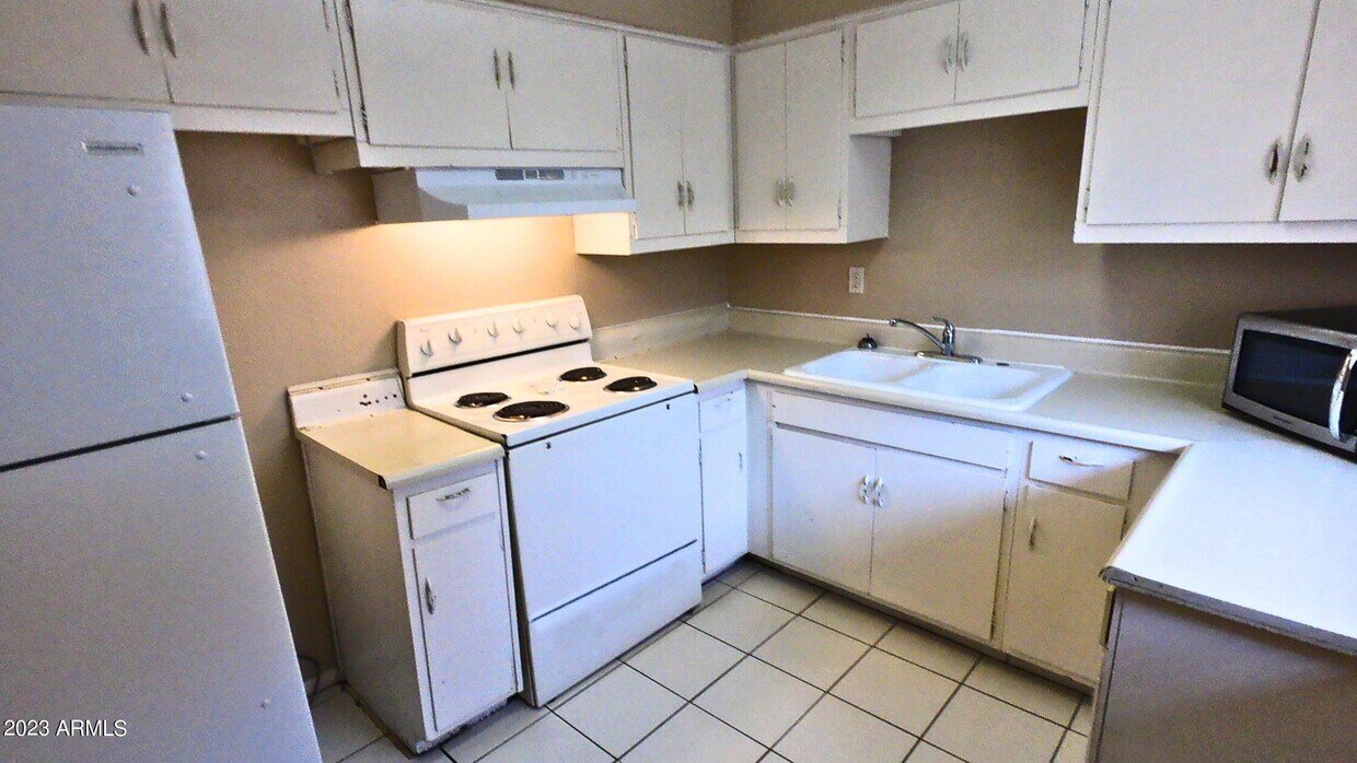 Primary Photo - 26 W 6th Pl