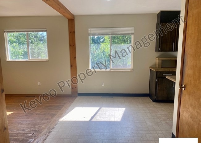 Building Photo - 1400 Hillcrest Dr