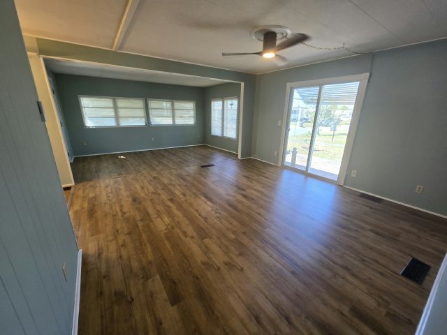 Foto del edificio - 303 50th Avenue Plaza W