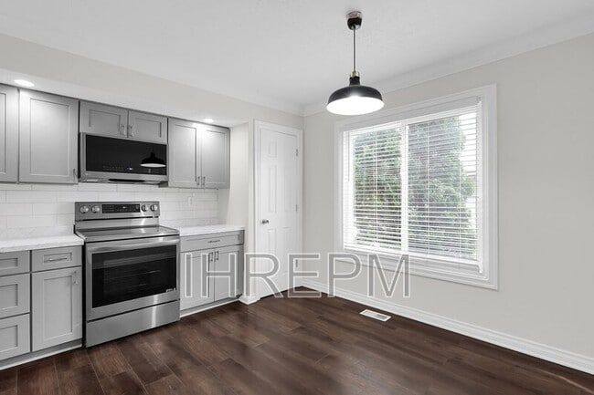 Building Photo - 7085 Muirfield Dr